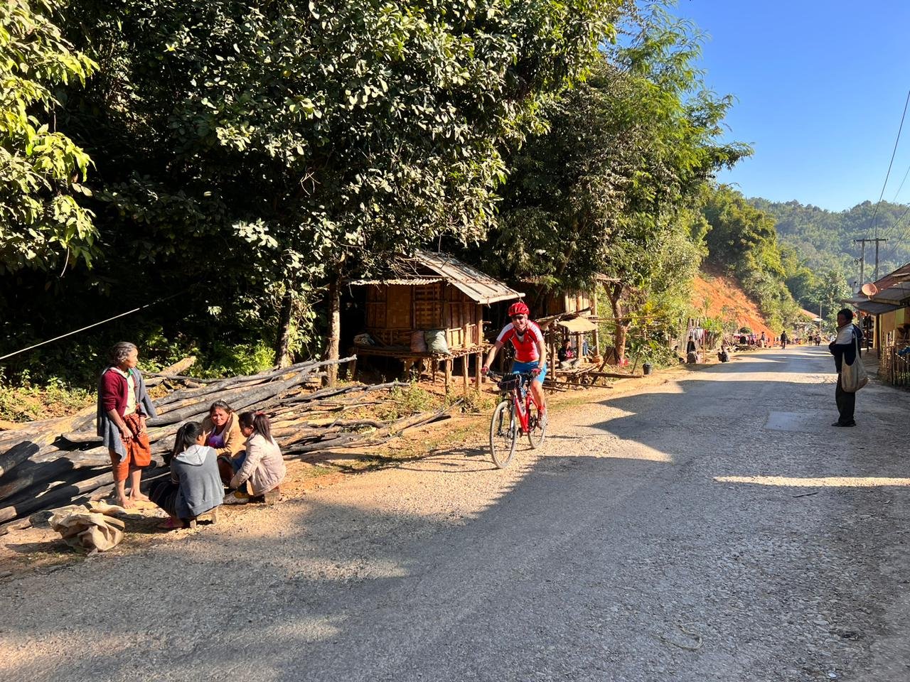 El Viaje en Bicicleta por Laos Definitivo: Una Aventura entre Montañas, Templos và el Río Mekong
